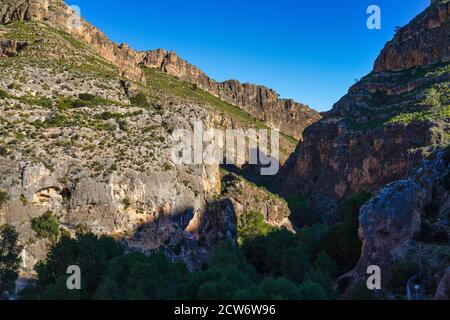 Canyon de Almadenes in der Region Murcia in Spanien. Im oberen Verlauf des Segura-Flusses, in der Nähe der Städte Cieza und Calasparra, befindet sich dieses Flussufer Stockfoto