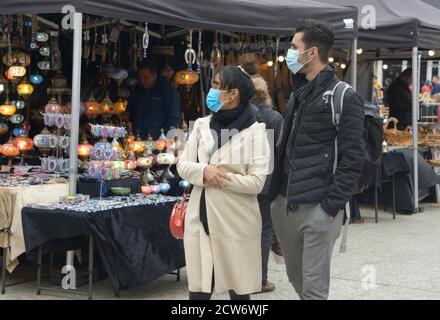 Paar in Masken, auf dem Straßenmarkt, in Nottingham Stockfoto