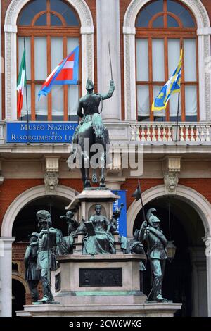 Turin, Piemont/Italien -04/20/2019 - die Reiterstatue von Carlo Alberto von Savoyen und das Risorgimento Museum auf Hintergrund Turin. Stockfoto