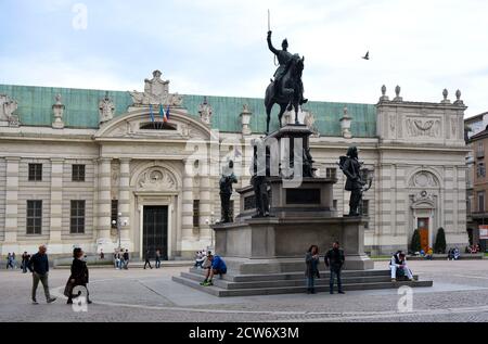 Turin, Piemont/Italien -04/20/2019- Turin das Reiterstandbild von Carlo Alberto von Savoyen und die Nationalbibliothek im Hintergrund. Stockfoto