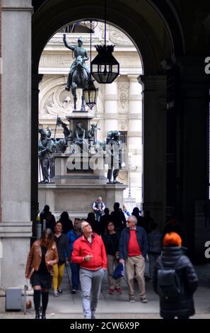 Turin, Piemont/Italien -04/20/2019- Turin das Reiterstandbild von Carlo Alberto von Savoyen und die Nationalbibliothek im Hintergrund. Stockfoto