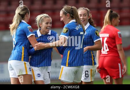 Denise O'Sullivan von Brighton (2. L) feiert den Ausgleich 2-2 beim Viertelfinale des Vitality WomenÕs FA Cup zwischen Brighton & Hove Albion Women und Birmingham City Women im peopleÕs Pension Stadium in Crawley. 27. September 2020 Stockfoto