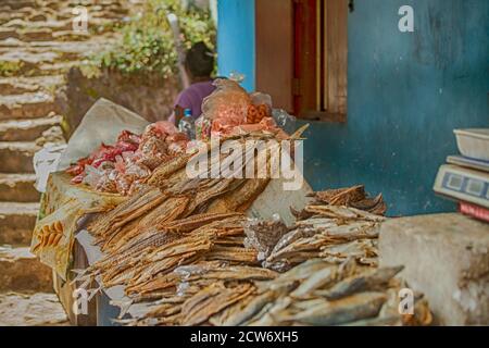 Verkauf von getrocknetem Fisch an einem Marktstand in Sri Lanka Stockfoto