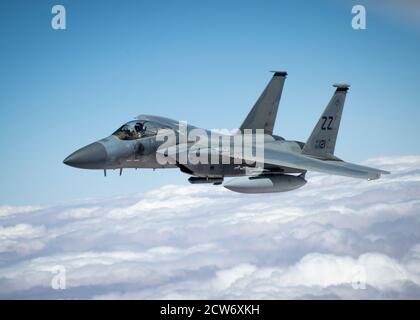 Ein US Air Force F-15C Eagle fliegt über Saudi-Arabien, während er an einer großen Formationsübung am 10. September 2020 teilnimmt. AFCENT baut seine regionalen Partner weiter aus und stärkt sie durch Schulungen, die Integration von Fähigkeiten und die Verbesserung der Interoperabilität, um agile Kampfbeschäftigungen von etablierten und strengen Standorten im U.S. Central Command Area of Responsibility (USA) zu projizieren Luftwaffe Foto von Senior Airman Duncan C. Bevan) Stockfoto