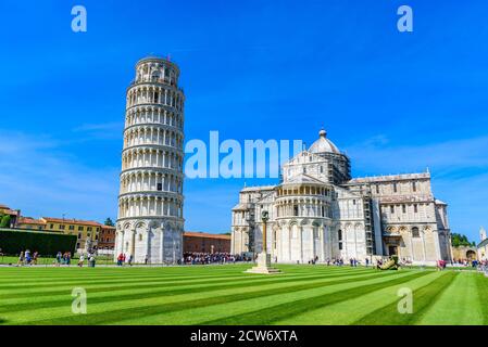 Kathedrale von Pisa (Duomo di Pisa) mit Schiefen Turm von Pisa auf der Piazza dei Miracoli in Pisa, Toskana, Italien. Weltberühmte Touristenattraktion und Reise d Stockfoto
