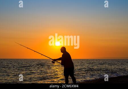 Sonnenuntergang am Strand von West Bexington, einem Dorf im Südwesten von Dorset, England, gelegen hinter Chesil Beach in der Nähe von Bridport, bei Sonnenuntergang Stockfoto