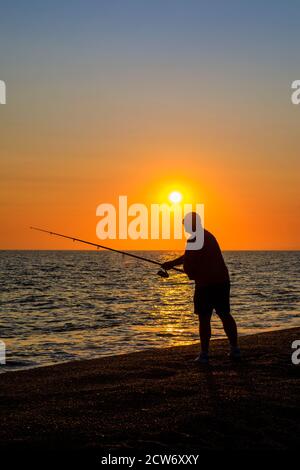 Sonnenuntergang am Strand von West Bexington, einem Dorf im Südwesten von Dorset, England, gelegen hinter Chesil Beach in der Nähe von Bridport, bei Sonnenuntergang Stockfoto