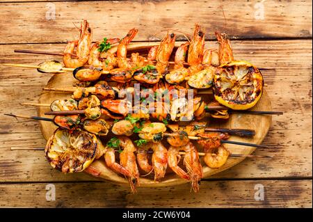 Gegrillte Garnelen und Muscheln auf Holzstäbchen Stockfoto