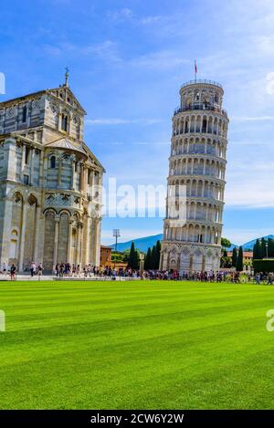 Kathedrale von Pisa (Duomo di Pisa) mit Schiefen Turm von Pisa auf der Piazza dei Miracoli in Pisa, Toskana, Italien. Weltberühmte Touristenattraktion und Reise d Stockfoto