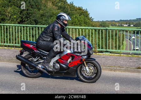 1994 900cc Red Honda CBR Fireblade; Motorradfahrer; zweirädrigen Transport, Motorräder, Fahrzeug, Straßen, Motorräder, Motorradfahrer fahren in Chorley, Großbritannien Stockfoto