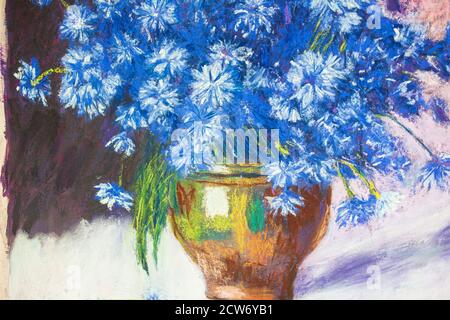 Textur. Zeichnung trocken weichen Pastell auf Papier. Stillleben von Kornblumen in einer Vase Stockfoto