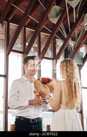 Mann Blumen zu geben, Freundin Stockfoto