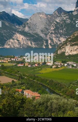 Panoramablick auf das Dorf Riva del Garda am Gardasee, Trentino Alto-Adige, Italien Stockfoto