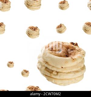 Nahtloses Muster Pita Brot isoliert auf weiß. Stapel Puffbrot auf weißem Hintergrund. Stockfoto