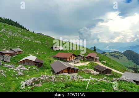 tiroler Hütten mit Bergen im Hintergrund Stockfoto