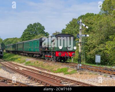 Hunslet ‘Austerity’ WD198 ‘Royal Engineer’ nähert sich der Havenstreet Station auf der Isle of Wight Steam Railway . Stockfoto