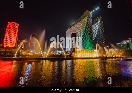 Singender Brunnen in Batumi. Nächtliches Stadtpanorama mit Gebäuden. Stockfoto