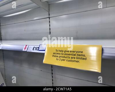 Ein leerer Raum, in dem Toilettenrollen normalerweise im Tesco in Slough, Berkshire, sitzen würden. Stockfoto