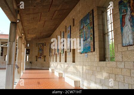 Kreuzgänge und Gemälde in der Basilika der Verkündigung Nazareth Stockfoto