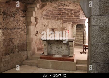 Altar in der Krypta der Basilika der Verkündigung In Nazareth Stockfoto