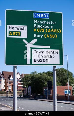 Ortsmitte Straßenschild für EINE Straße und Autobahn in Bolton Lancashire Juli 2020 Stockfoto