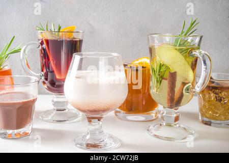 Verschiedene Herbst Winter Alkohol Getränke Set. Verschiedene saisonale Alkoholcocktails - Glühwein, Glogg, Grog, Eierlikör, Ginger Ale, heiß gebutterter Rum, Punsch Stockfoto