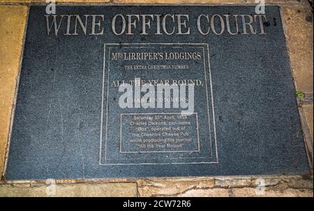 Weinbüro Court Floor Plakette - Gedenken an Charles Dickens, Schreiben als Boz, der seine Zeitschrift "All the Year Round" in der Cheshire Cheese Pub schrieb. Stockfoto