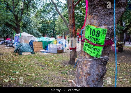 HS2-Baumfällprotest am Bahnhof Euston - Demonstranten besetzen die Euston Square Gardens, um gegen das Fällen von 108 Bäumen im Rahmen der HS2-Bauarbeiten zu protestieren. Stockfoto