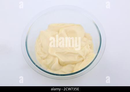 Mayonnaise Sauce Schüssel als Beilage für viele Mahlzeiten Stockfoto