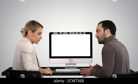 Geschäftsleute, die sich um den Monitor von Computersprechern treffen Stockfoto