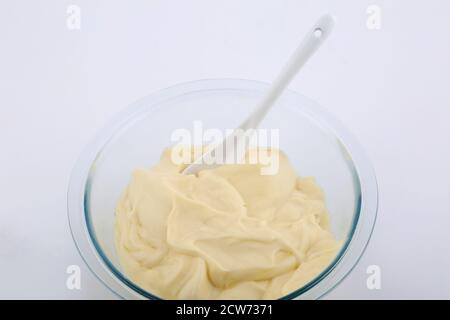 Mayonnaise Sauce Schüssel als Beilage für viele Mahlzeiten Stockfoto