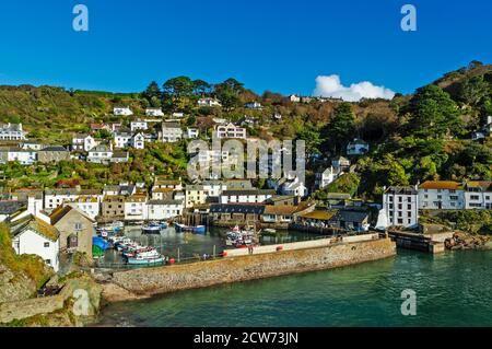 Polperro an der Südostküste von cornwall hat immer noch einen geschäftigen Hafen, der vor allem von lokalen Fischern und touristischen Bootsfahrten genutzt wird, die malerische Cottag Stockfoto