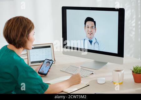 Weibliche Chirurgen Videoanrufe Stockfoto