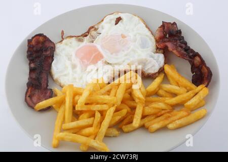 Spiegeleier mit französischen Bratkartoffeln und Speck Stockfoto