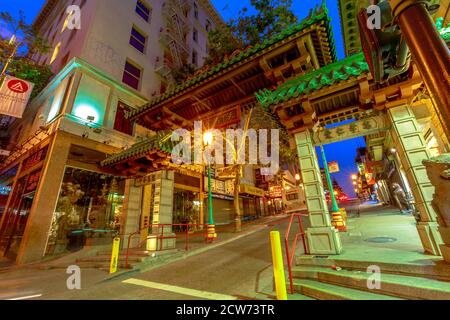 San Francisco, California, USA - 16. August 2019: Eingang zu Chinatown, ein Tor der chinesischen Architektur, Drachentor der größte Chinese Stockfoto