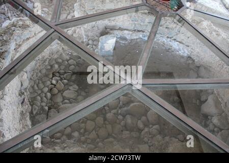 Blick von innen auf die Stätte des Peters-Hauses Die Franziskanerkirche St. Peter in Kapernaum Galiläa Israel Stockfoto