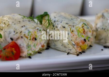 Frische Frühlingsrollen mit Tomaten. Nahaufnahme. Stockfoto