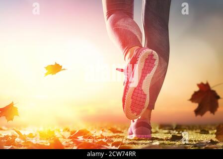 Fußsportler hautnah beim Herbstspaziergang in der Natur im Freien. Gesunder Lebensstil und Sportkonzepte. Stockfoto