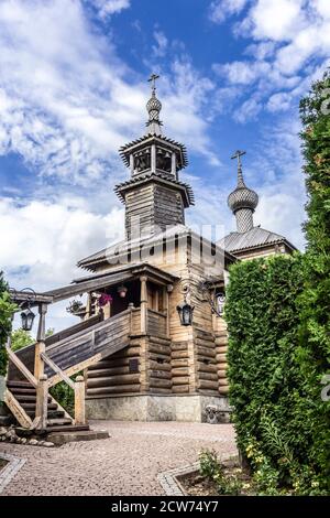 Die Kirche ist aus Baumstämmen gebaut, mit Schnitzereien verziert.Holztreppe, Galerie. Architektur des achtzehnten Jahrhunderts.Provinzstadt Borovsk in Russland. Stockfoto
