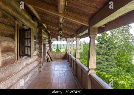 Eine Kirche aus Baumstämmen gebaut. Holzgalerie. Architektur aus dem 18. Jahrhundert. Provinzstadt Borowsk in Russland. Stockfoto