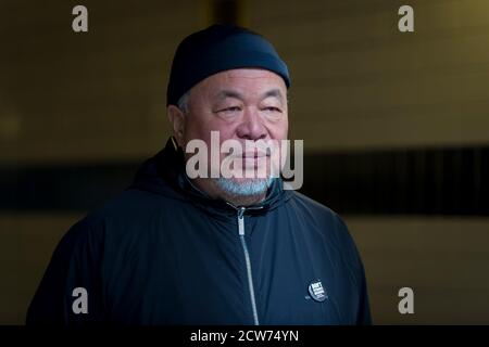 London, Großbritannien. 28. September 2020. AI Weiwei, Künstlerin und Aktivistin, spricht mit den Medien vor dem Alten Bailey Central Criminal Court in Solidarität mit Julian Assange, Wikileaks Gründer. Der Auslieferungsprozess von Herrn Assange wird derzeit im Inneren gehört. Kredit: Stephen Chung / Alamy Live Nachrichten Stockfoto