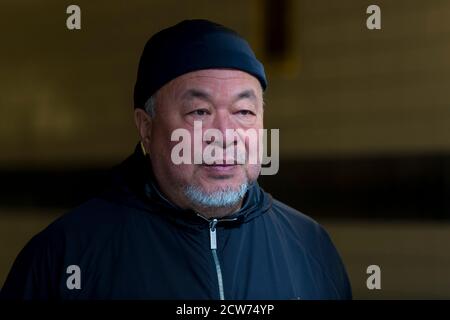 London, Großbritannien. 28. September 2020. AI Weiwei, Künstlerin und Aktivistin, spricht mit den Medien vor dem Alten Bailey Central Criminal Court in Solidarität mit Julian Assange, Wikileaks Gründer. Der Auslieferungsprozess von Herrn Assange wird derzeit im Inneren gehört. Kredit: Stephen Chung / Alamy Live Nachrichten Stockfoto
