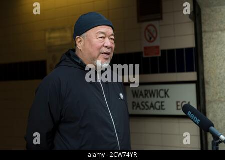 London, Großbritannien. 28. September 2020. AI Weiwei, Künstlerin und Aktivistin, spricht mit den Medien vor dem Alten Bailey Central Criminal Court in Solidarität mit Julian Assange, Wikileaks Gründer. Der Auslieferungsprozess von Herrn Assange wird derzeit im Inneren gehört. Kredit: Stephen Chung / Alamy Live Nachrichten Stockfoto