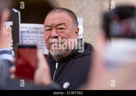 London, Großbritannien. 28. September 2020. AI Weiwei, Künstlerin und Aktivistin, spricht mit den Medien vor dem Alten Bailey Central Criminal Court in Solidarität mit Julian Assange, Wikileaks Gründer. Der Auslieferungsprozess von Herrn Assange wird derzeit im Inneren gehört. Kredit: Stephen Chung / Alamy Live Nachrichten Stockfoto
