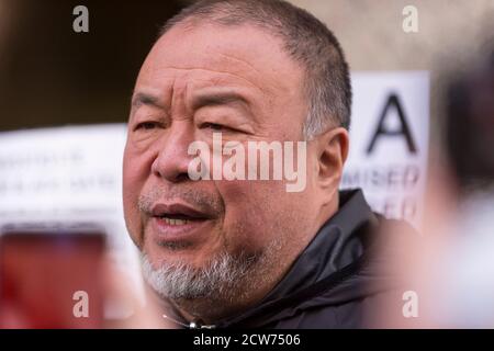 London, Großbritannien. 28. September 2020. AI Weiwei, Künstlerin und Aktivistin, spricht mit den Medien vor dem Alten Bailey Central Criminal Court in Solidarität mit Julian Assange, Wikileaks Gründer. Der Auslieferungsprozess von Herrn Assange wird derzeit im Inneren gehört. Kredit: Stephen Chung / Alamy Live Nachrichten Stockfoto