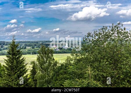 Im Hochsommer. Weiße Kirche zwischen Wäldern und Feldern. Blick vom Hügel. Provinzstadt Borowsk in Russland. Stockfoto