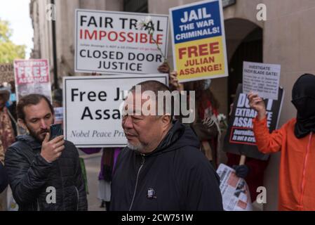 London, Großbritannien. 28. September 2020. AI Weiwei, Künstlerin und Aktivistin, spricht mit den Medien vor dem Alten Bailey Central Criminal Court in Solidarität mit Julian Assange, Wikileaks Gründer. Der Auslieferungsprozess von Herrn Assange wird derzeit im Inneren gehört. Kredit: Stephen Chung / Alamy Live Nachrichten Stockfoto
