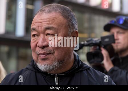 London, Großbritannien. 28. September 2020. AI Weiwei, Künstlerin und Aktivistin, spricht mit den Medien vor dem Alten Bailey Central Criminal Court in Solidarität mit Julian Assange, Wikileaks Gründer. Der Auslieferungsprozess von Herrn Assange wird derzeit im Inneren gehört. Kredit: Stephen Chung / Alamy Live Nachrichten Stockfoto