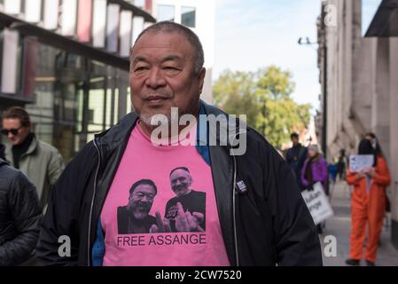 London, Großbritannien. 28. September 2020. AI Weiwei, Künstlerin und Aktivistin, wird außerhalb des Old Bailey Central Criminal Court in Solidarität mit Julian Assange, Wikileaks Gründer, gesehen. Der Auslieferungsprozess von Herrn Assange wird derzeit im Inneren gehört. Kredit: Stephen Chung / Alamy Live Nachrichten Stockfoto