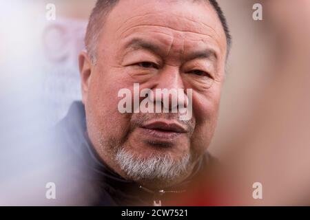 London, Großbritannien. 28. September 2020. AI Weiwei, Künstlerin und Aktivistin, spricht mit den Medien vor dem Alten Bailey Central Criminal Court in Solidarität mit Julian Assange, Wikileaks Gründer. Der Auslieferungsprozess von Herrn Assange wird derzeit im Inneren gehört. Kredit: Stephen Chung / Alamy Live Nachrichten Stockfoto